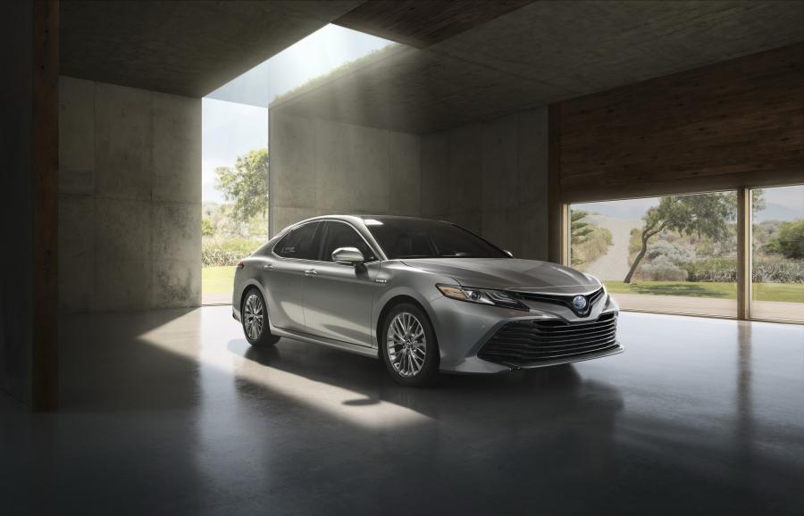  Toyota Camry Hybrid XLE 2017 года  (NA) (фото 18 из 40)